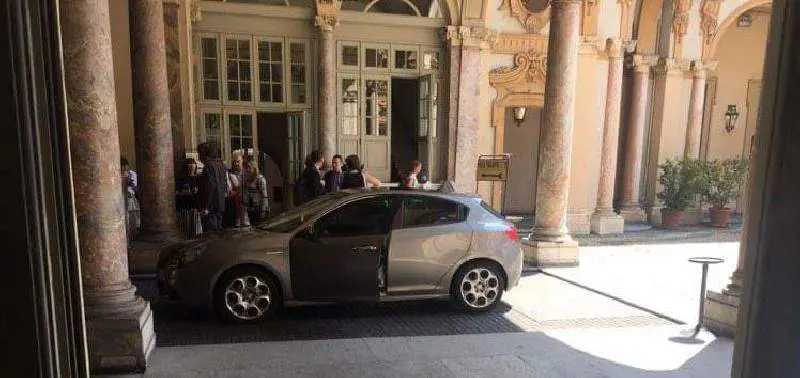 Pd contro la Appendino: "Ora usa l'auto blu"