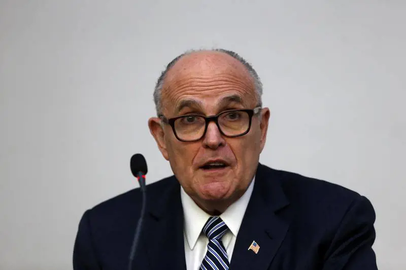 Non c'è pace per Giuliani: ricoverato col Covid. E può avere contagiato centinaia di persone