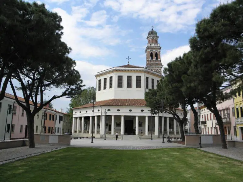 Rovigo, abito arabo e pistola fanno irruzione in una chiesa