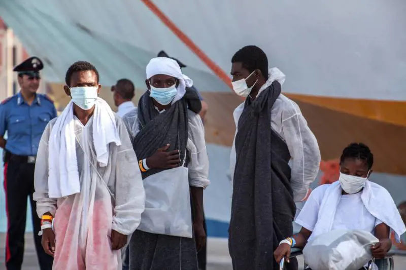 Così la Ue finanzia l'immigrazione: soldi a chi cerca gli immigrati in mare