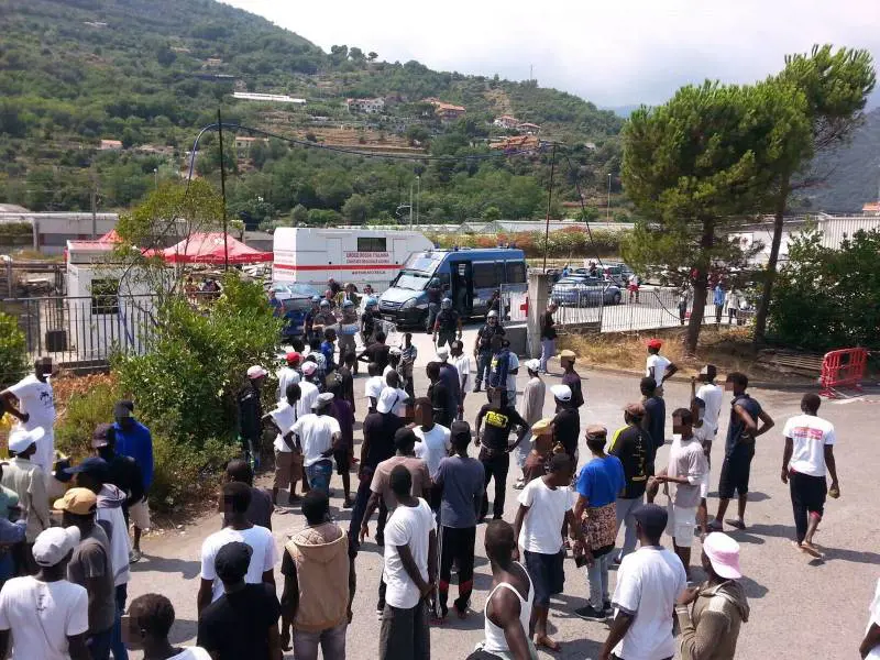 "Non aspettiamo, dateci il cibo". Migranti in rivolta a Ventimiglia