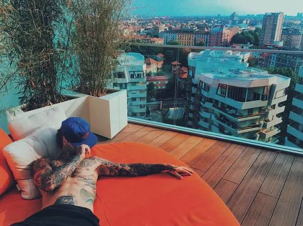 Attico di lusso per Fedez, ma i fan protestano