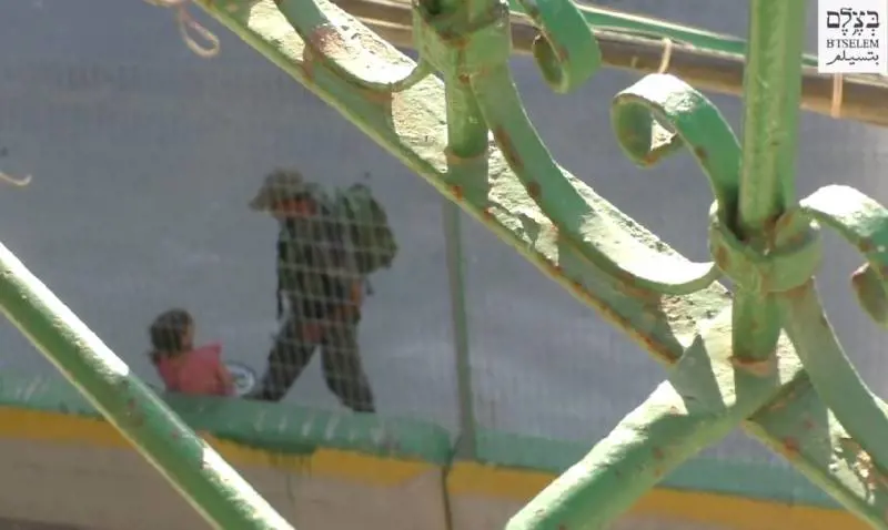 Soldato israeliano sequestra e butta la bici alla bimba palestinese