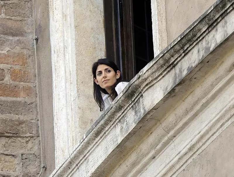 "Da Grillo un sms di sostegno". E la Raggi si scopre garantista