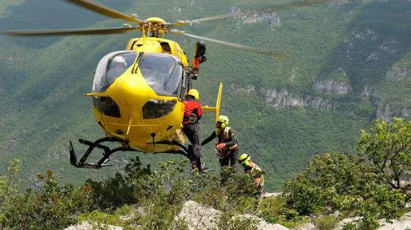 Bimba cade sulla pista da sci. Muore sotto gli occhi del papà