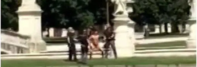 Corre nudo per strada urlando "Allahu Akbar!": tunisino espulso