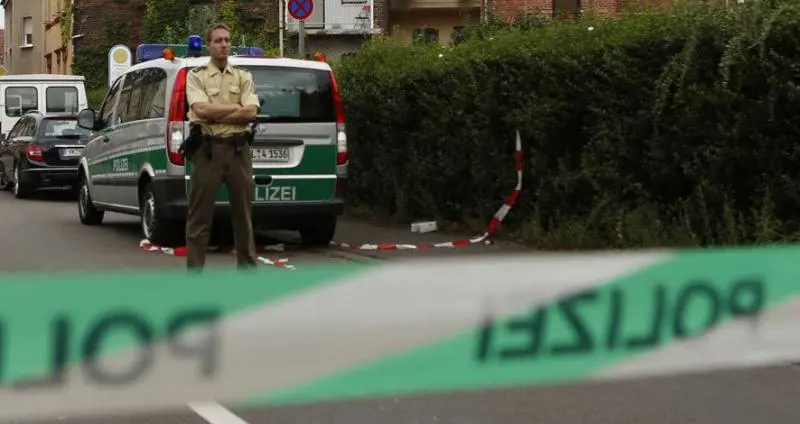 Germania, un uomo armato asseragliato in un ristorante