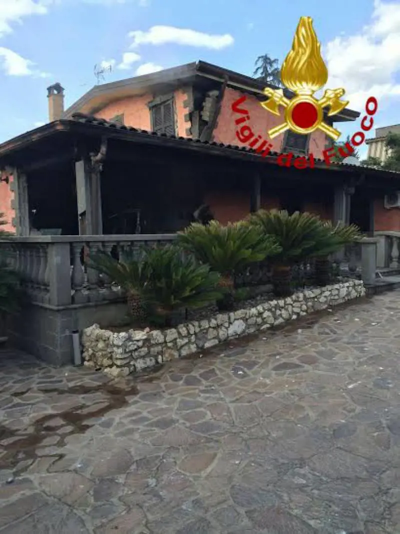 Muore mentre brucia la villetta dello spasimante della sorella