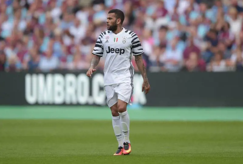 Dani Alves: "Basta m...a su di noi"