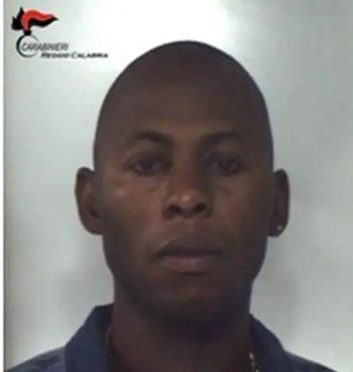 Nigeriano non vuole più lavorare ma estorce la paga ai volontari