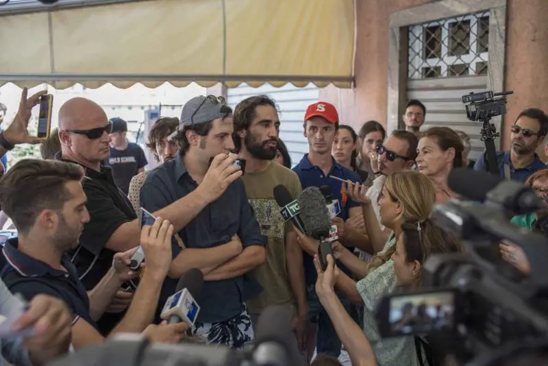 La polizia lasciata sola tra teppisti e migranti