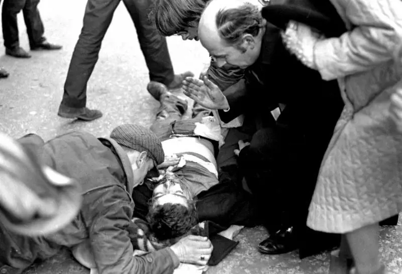 Padre Edward Daly in una foto degli scontri a Londonderry