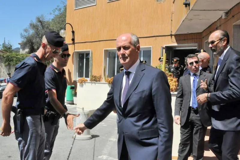 Gabrielli dopo la morte dell'agente: "Porteremo via i migranti da qui"