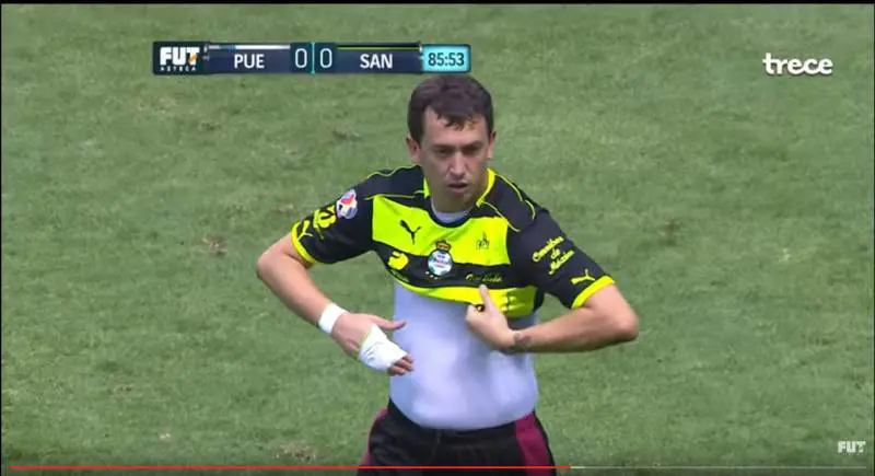 Si rompe un dito e il portiere diventa centravanti