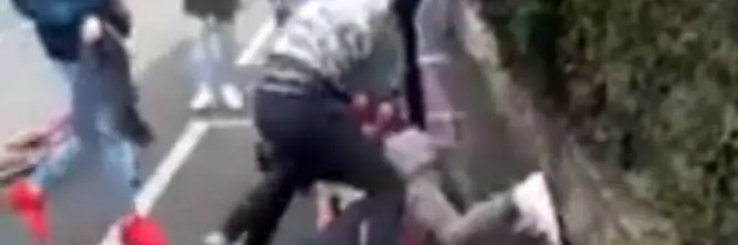 Ragusa, picchiato e spogliato in strada. E i bulli mettono le foto in rete