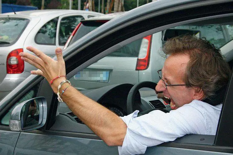 Ma quanto si litiga al volante: cinque guidatori da evitare