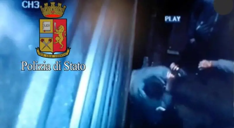 Milano, lite per il parcheggio: in quattro lo pestano a sangue