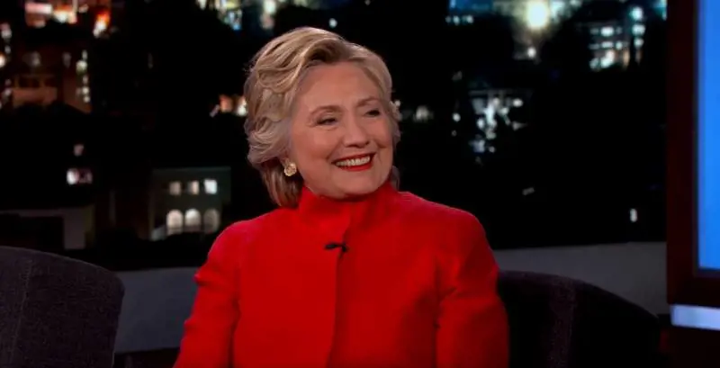 Clinton: "Con Trump è come tornare alle elementari"