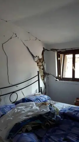 L'uomo salvo per miracolo: "Il masso crollato a un centimetro dalla testa"