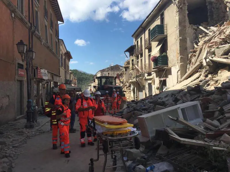 Dopo il sisma si monta la tendopoli per gli sfollati