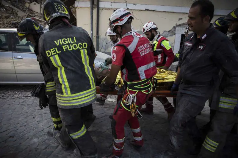 Terremoto, il riconoscimento dei corpi. Nel centro per bambini un obitorio a cielo aperto