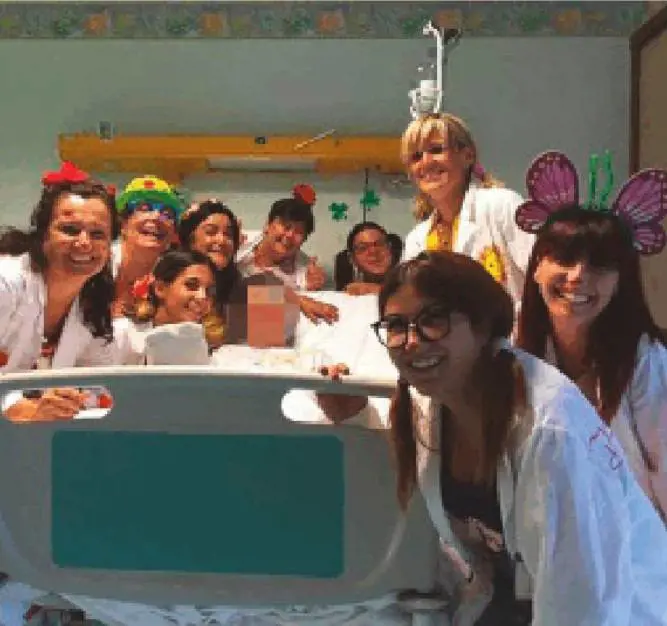 I clown in corsia con i bimbi spaventati dalle bolle di sapone
