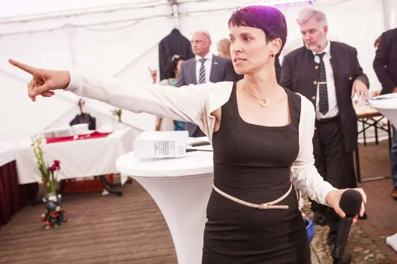 Frauke Petry, l'anti Merkel che vuole spedire i profughi su un'isola