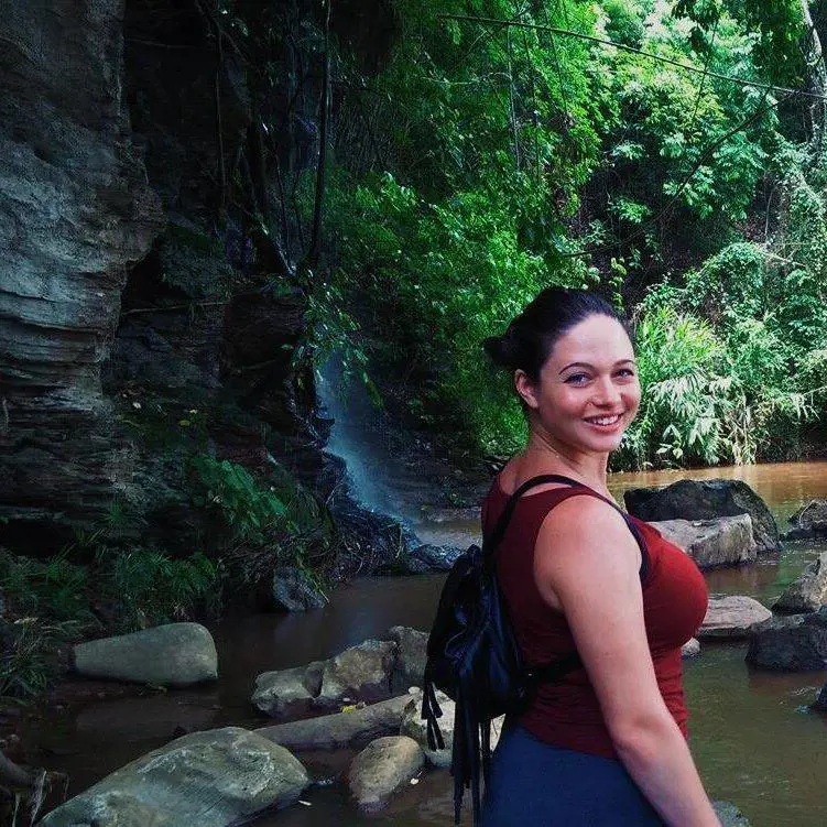 Cade da una scogliera per scappare dallo stupratore