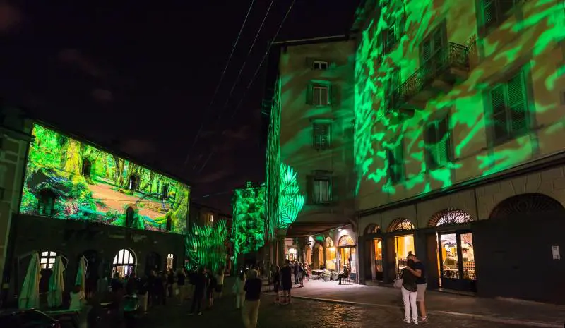 Scenografie di luci e suoni rendono magica Bergamo Alta