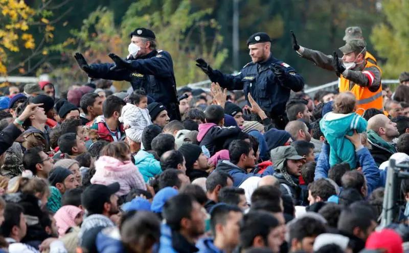 L'Austria schiera l'esercito lungo le frontiere e chiude i confini