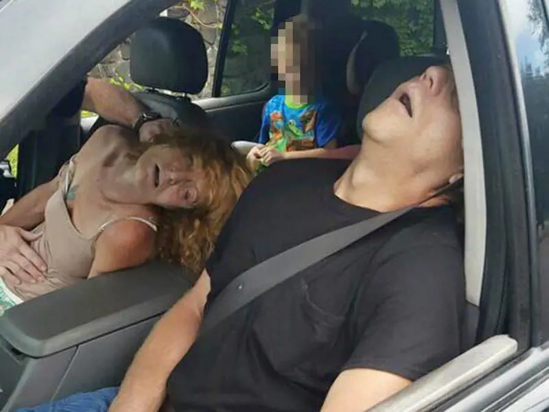 Genitori in overdose, ​in auto c'è pure il figlio