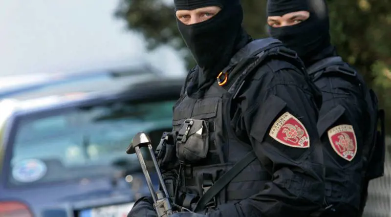 "Allahu Akbar". Poi l'assalto: poliziotti aggrediti col machete in Serbia