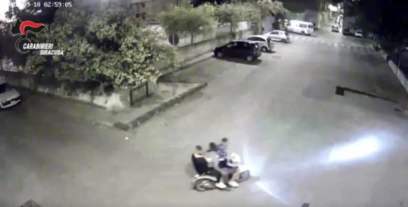Panettiere li rimprovera: tre ragazzini lo ammazzano
