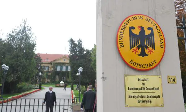 Turchia, il rischio Isis fa chiudere ambasciate tedesca e inglese