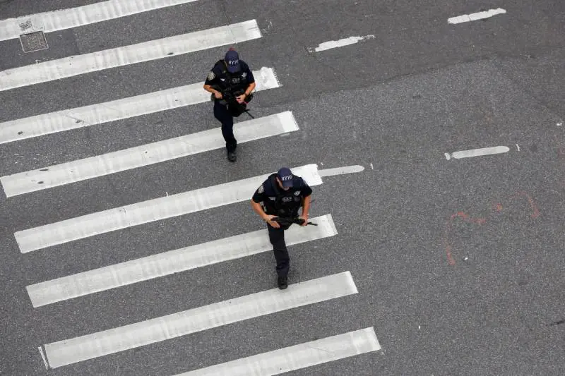 Agenti aggrediti a colpi di mannaia a New York: quattro feriti