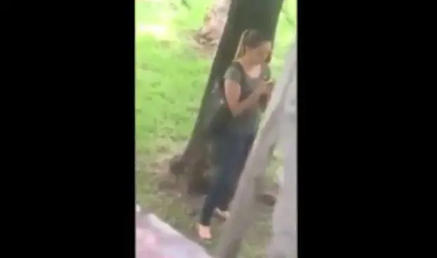 La ragazza si scatta un belfie al parco. Il video fa il giro del web