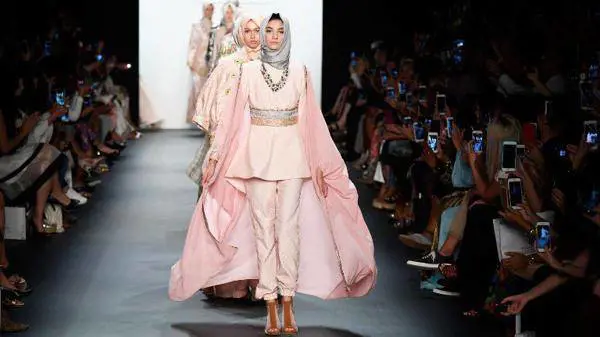 New York Fashion Week, per la prima volta le modelle sfilano con il velo