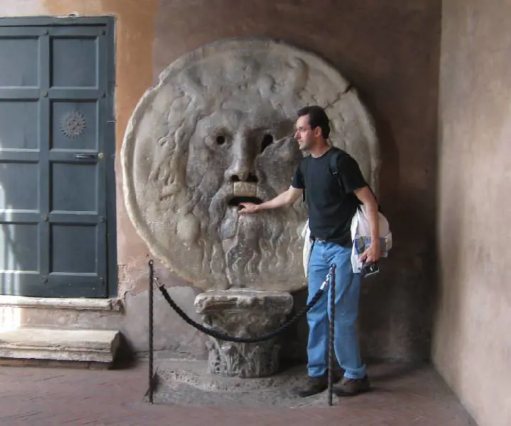 Ora la Bocca della Verità ha un prezzo: per una foto si sborsano 2 euro