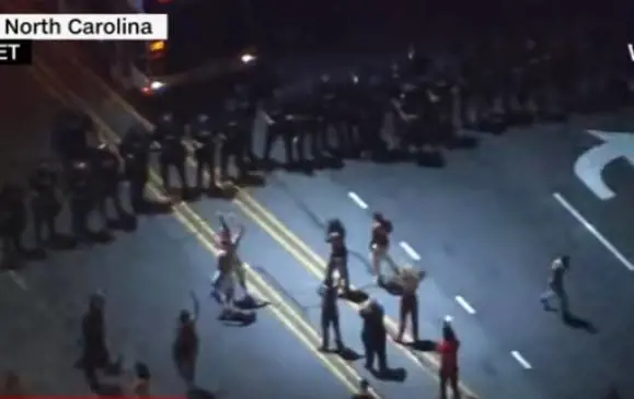 Poliziotto uccide afroamericano, duri scontri in North Carolina