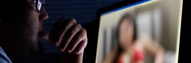 Finti concorsi di bellezza per avere foto senza veli di minori: arrestato 23enne