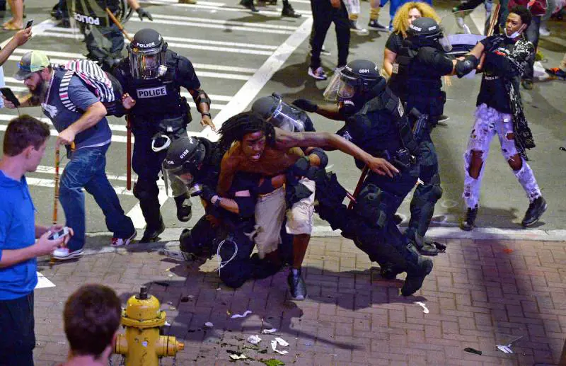 Usa, nuova notte di scontri a Charlotte