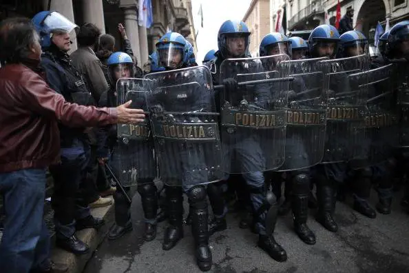 "Aboliamo il reato di tortura". Assalto della sinistra sulla Meloni