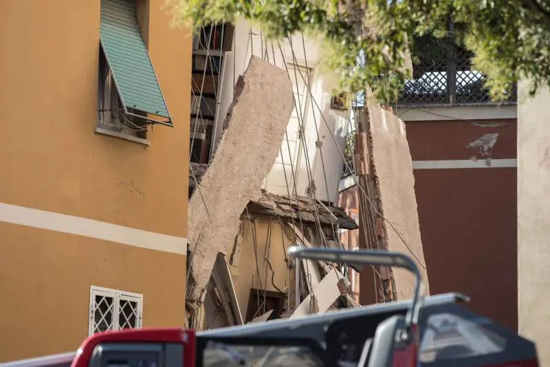 Roma, crolla palazzina: i vigili avevano dichiarato agibilità