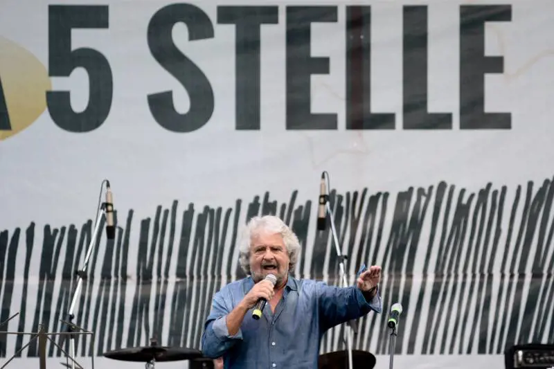 Grillo: "Renzi menomato morale". Casaleggio: "Restiamo uniti"