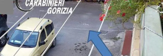 Ragazzi giocano a palla. Pensionato infastidito gli spara
