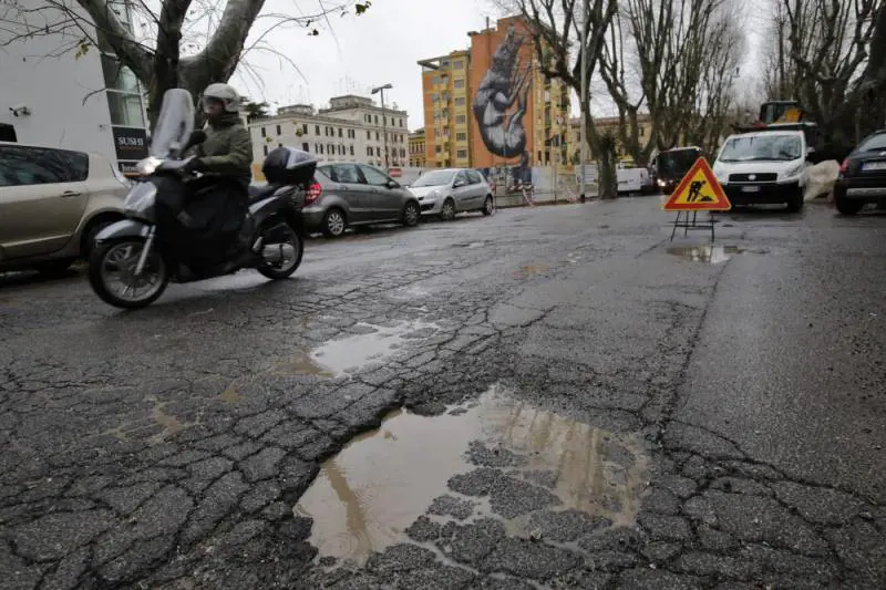 Cade nella buca, Comune nega risarcimento: "Era grande, doveva vederla"