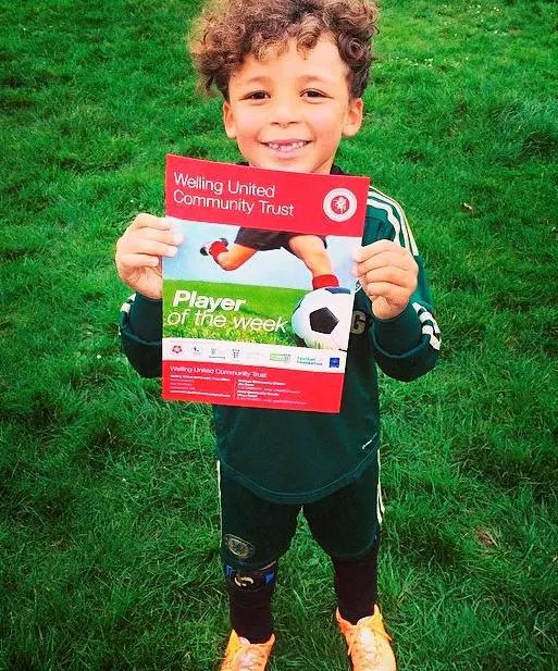 Genitori spendono 17 mila euro per il figlio: "Diventerà una star"