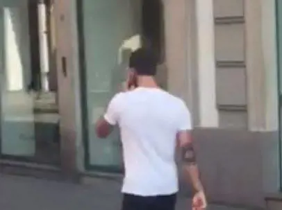 De Martino incontra Belen e Iannone, li guarda e tira dritto