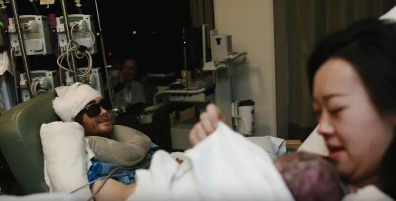 Malato di cancro vede il figlio nascere, il video commuove il web