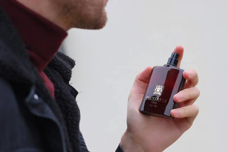 L'uomo? Profuma di cuoio e cognac